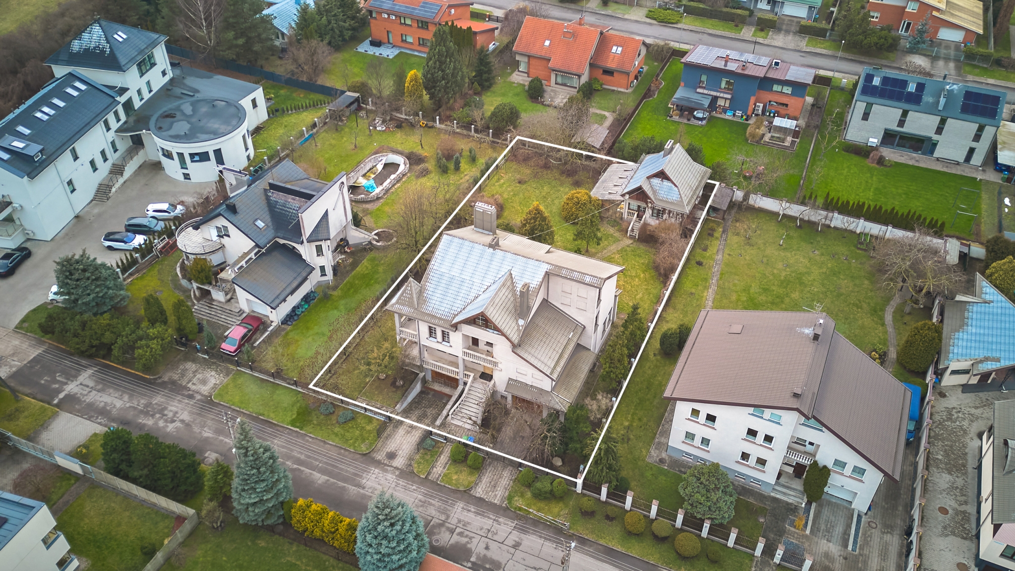 Erdvus, solidus namas Vytėnuose – gyvenimui, investicijai ar verslui
