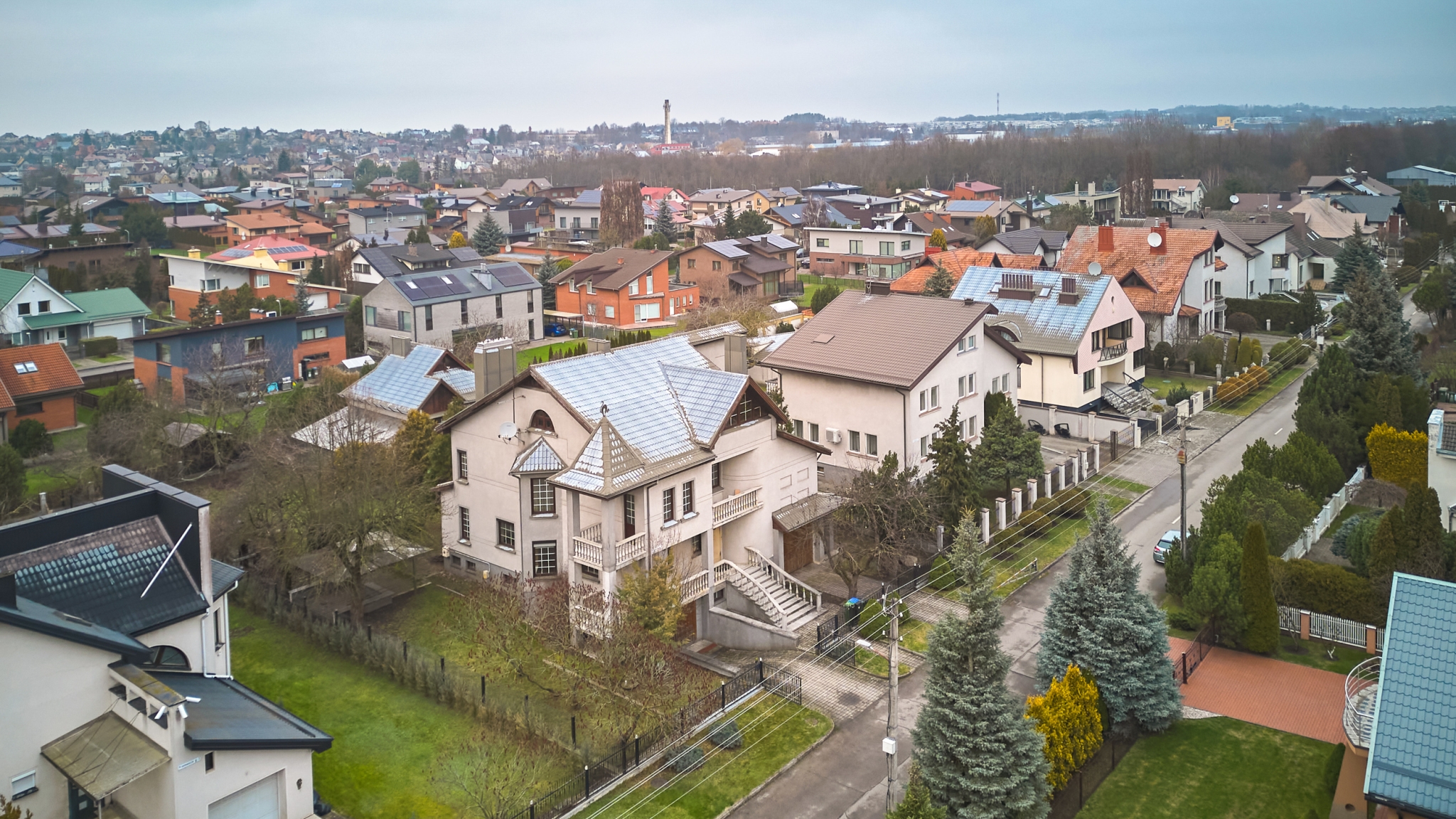 Erdvus, solidus namas Vytėnuose – gyvenimui, investicijai ar verslui